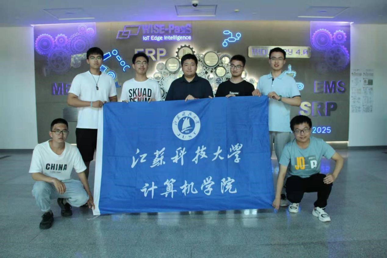 图为实践小队成员在研华昆山制造中心的合影.jpg