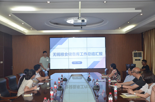 图为团队成员在暑期社会实践交流会上总结汇报.jpg