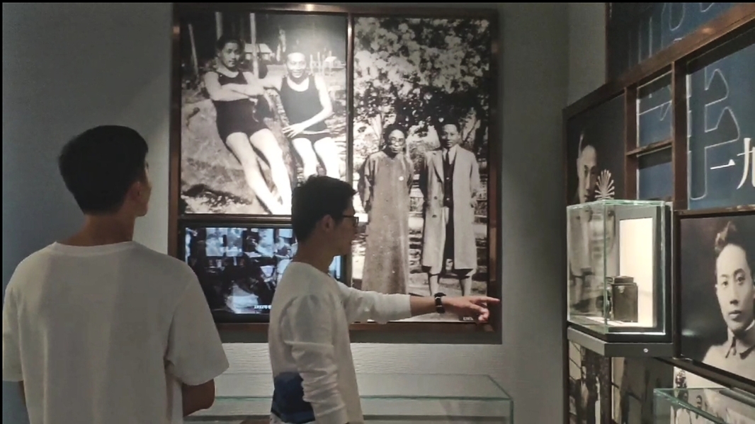 20210712“传承红色基因，践行初心使命”实践团成员在参观李公朴故居纪念馆 魏子程 摄.jpg