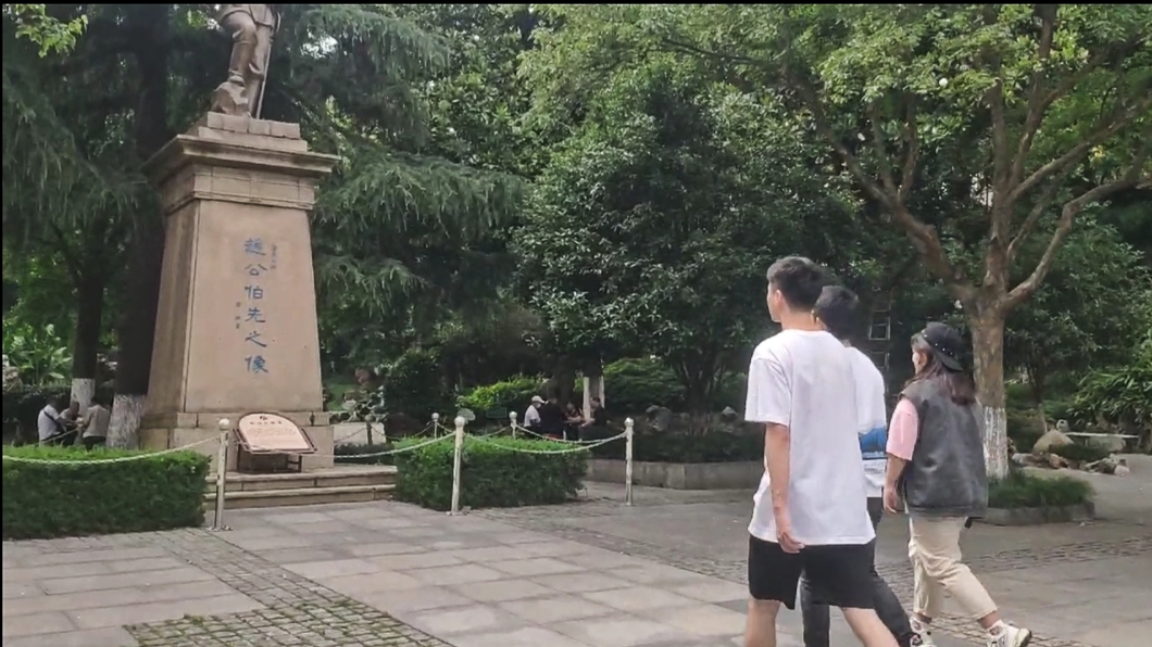 20210712“传承红色基因，践行初心使命”实践团成员在参观镇江伯先公园烈士铜像 魏子程 摄.jpg