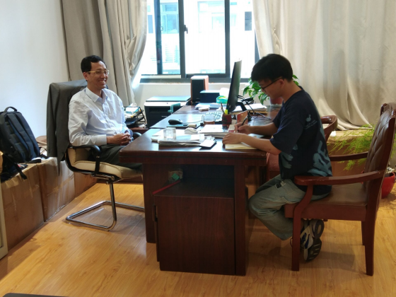 20210710“传承红色基因，践行初心使命”实践团成员在采访李炳义老师 于丰凡 摄.png