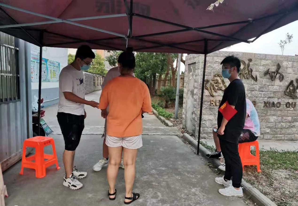 队员参与疫情防控志愿活动.png