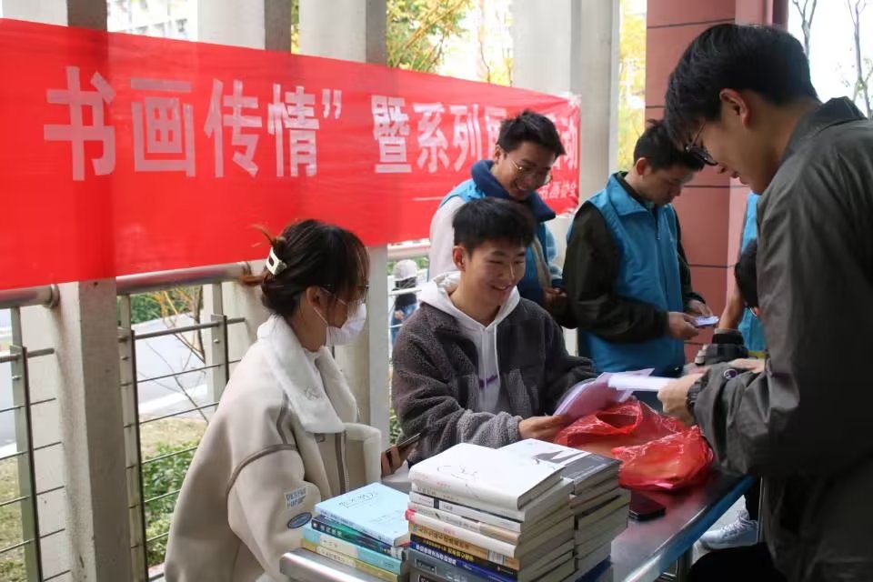 1669703189994679.jpg 图一 前期集中收书及书画作品.JPG