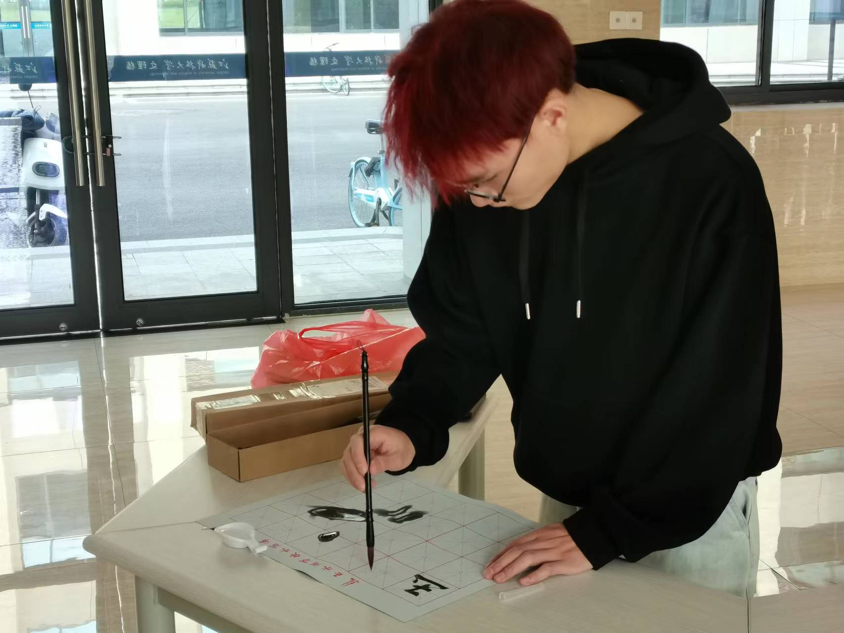 1669703226496420.jpg 图三 现场挥墨.jpg