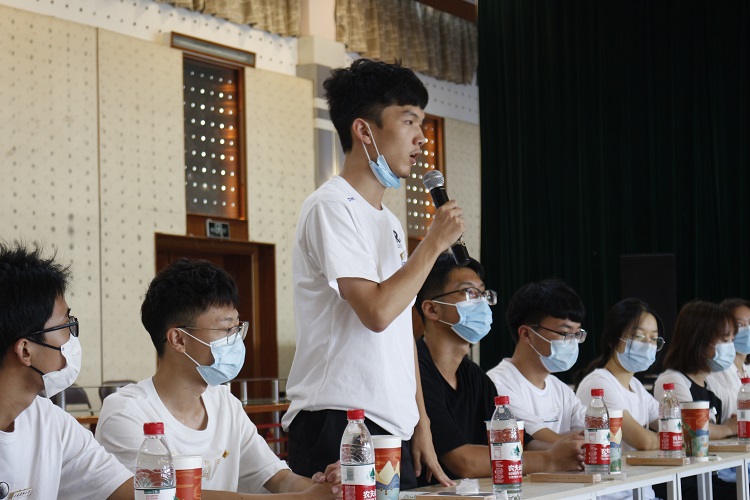 1632308922977832.jpg 学生代表发言.JPG