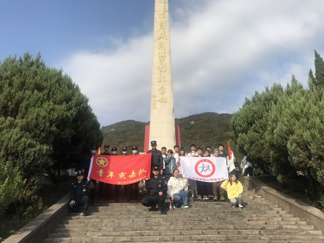 图为参加登山活动的同学们以及市交巡警中心特警的合照.jpg