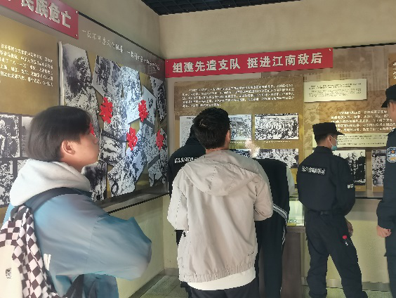 图为同学们和特警们参观韦岗纪念馆.png