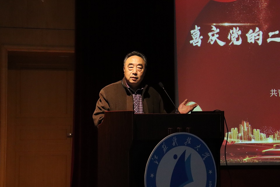 1669819622152734.jpg 万武生老师上台进行点评.jpg