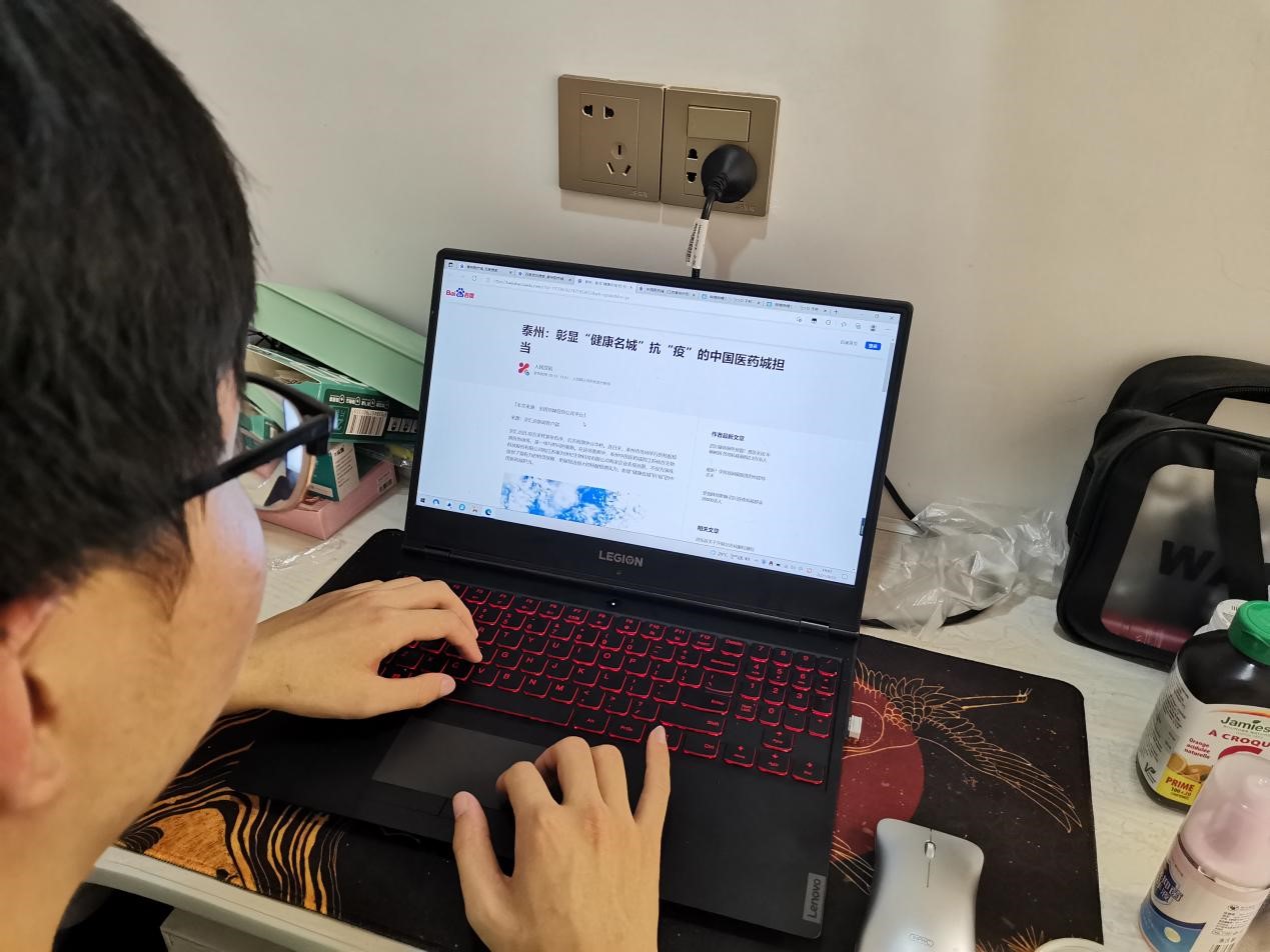 图为活动前查找泰州医药城资料 金子涵 供图.jpg