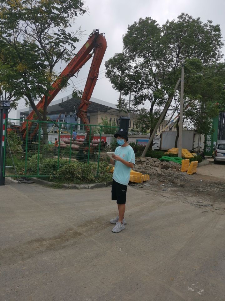 图为实践队员观察城市建设开发区 金子涵 供图.jpg