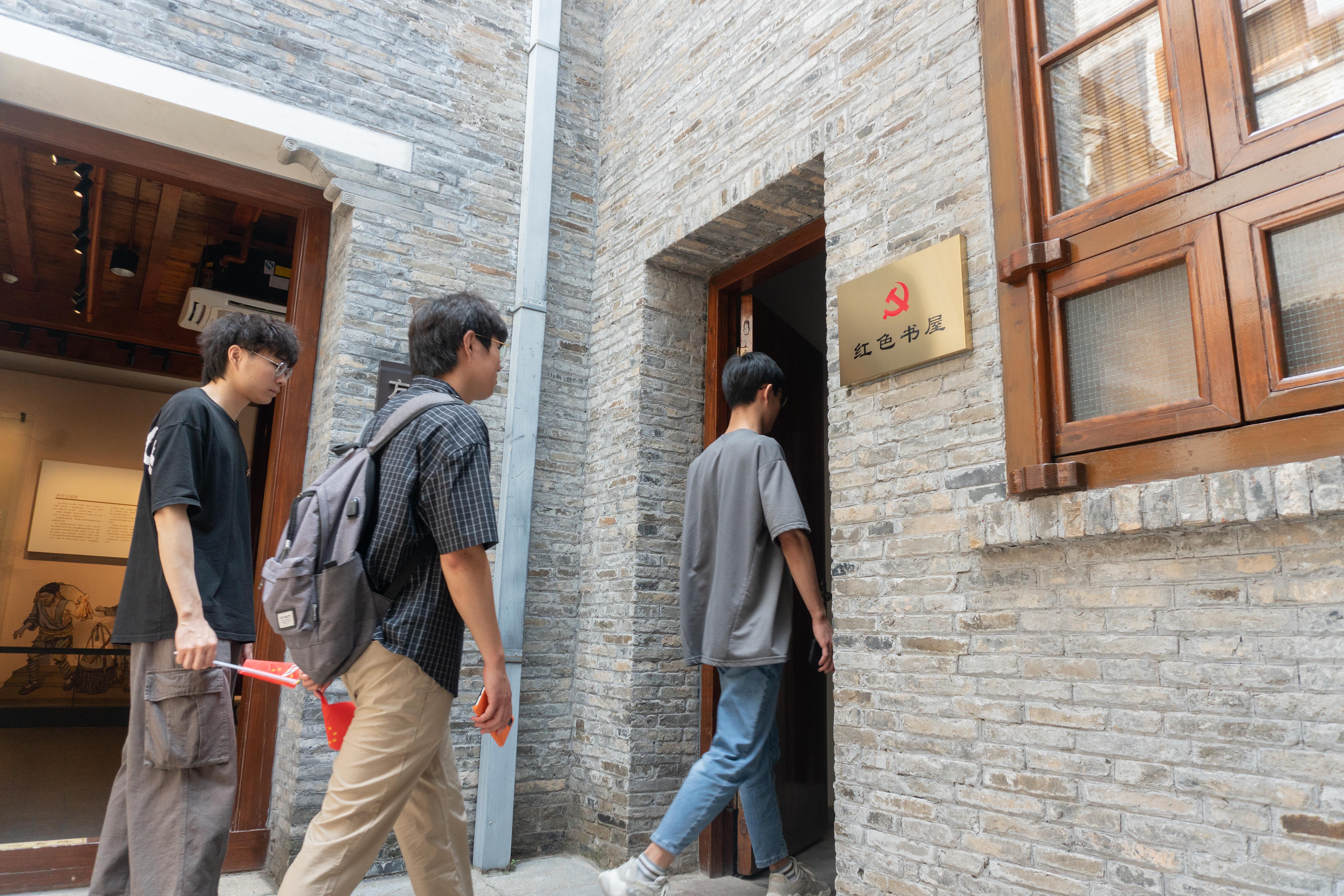 20210709“青春筑梦，粮安天下”实践团走进馆内红色书屋了解镇江地方史 孔凡 摄.jpg