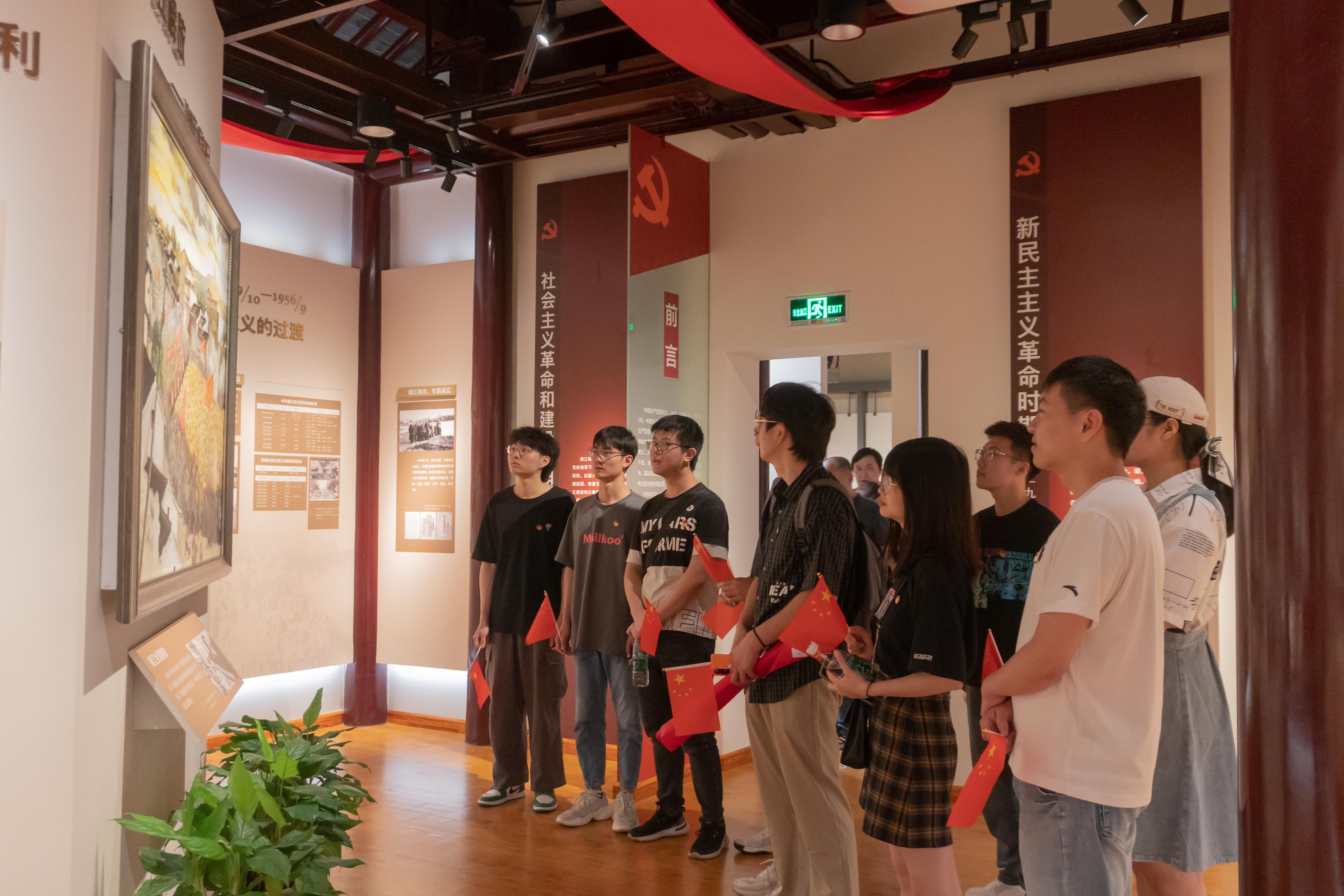 20210709“青春筑梦，粮安天下”实践团在党史馆参观学习党在镇革命、建设和发展史 孔凡 摄.jpg