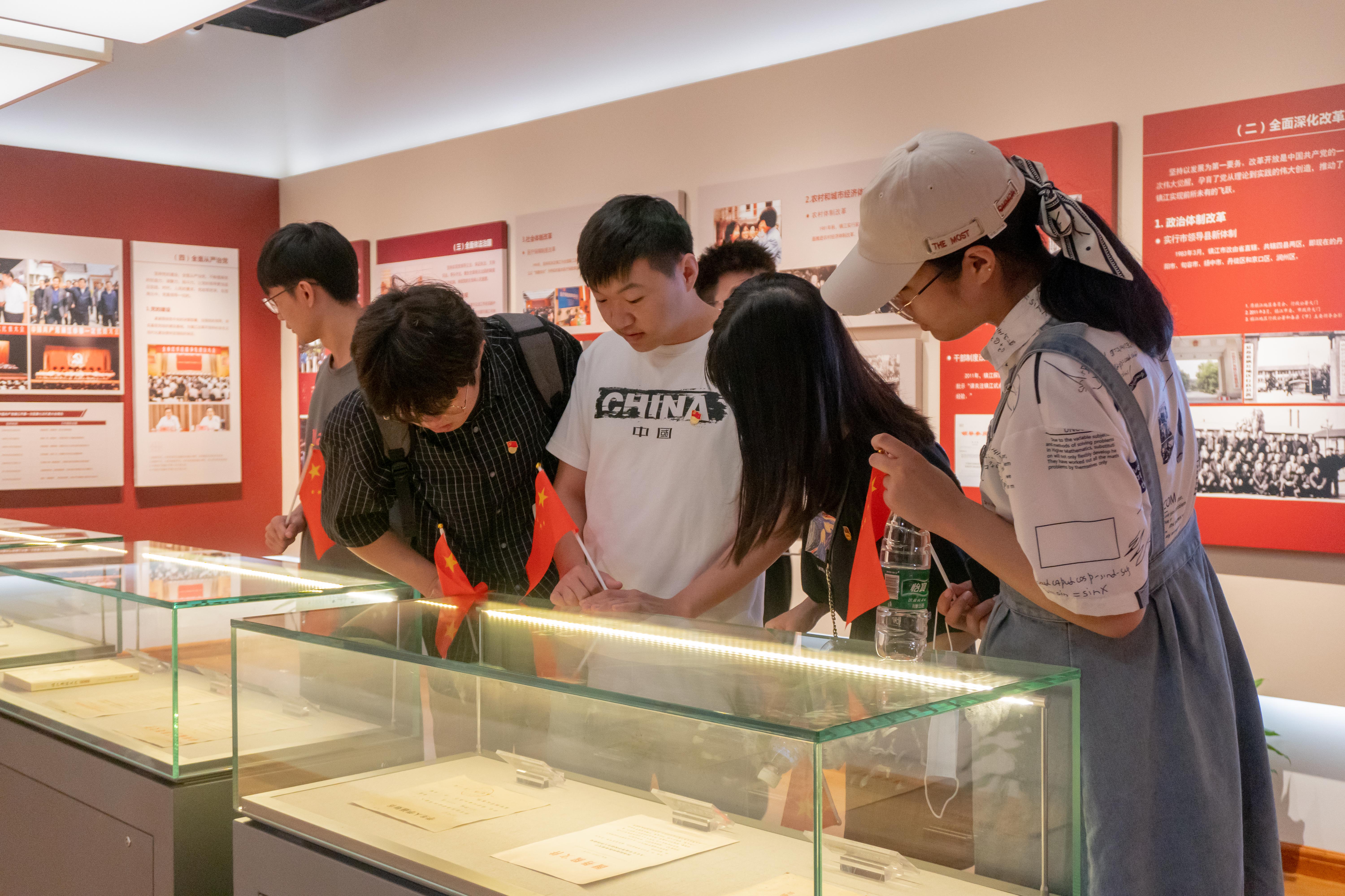 20210709“青春筑梦，粮安天下”实践团成员在参观学习各时期党的发展建设史料 孔凡 摄.jpg