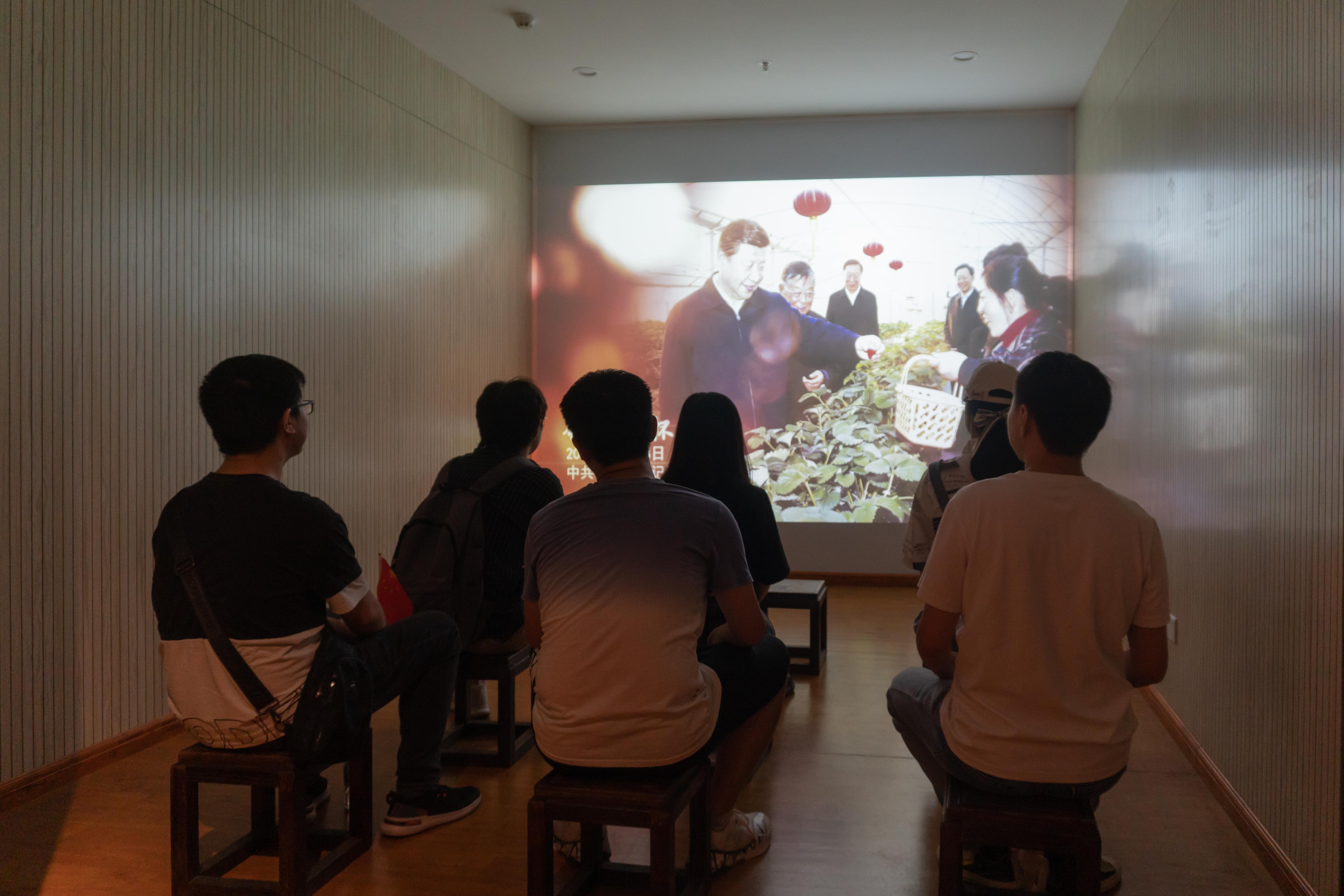 20210709“青春筑梦，粮安天下”实践团在观影室观看党史影片 孔凡 摄.jpg