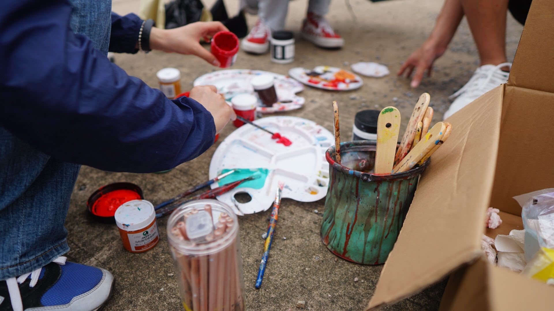 成员们在调制上色颜料 樊静雯 供图.jpg