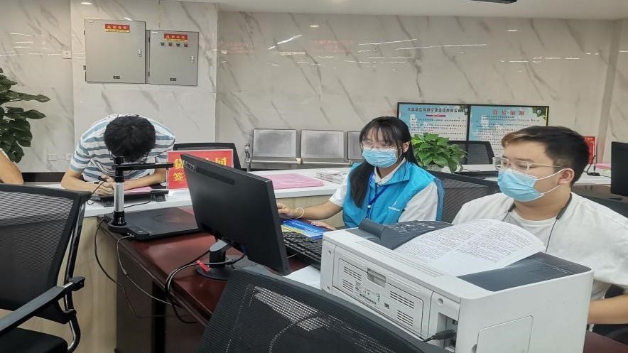 1628867639459875.jpg 郭怡然在学生资助管理中心工作-1.jpg