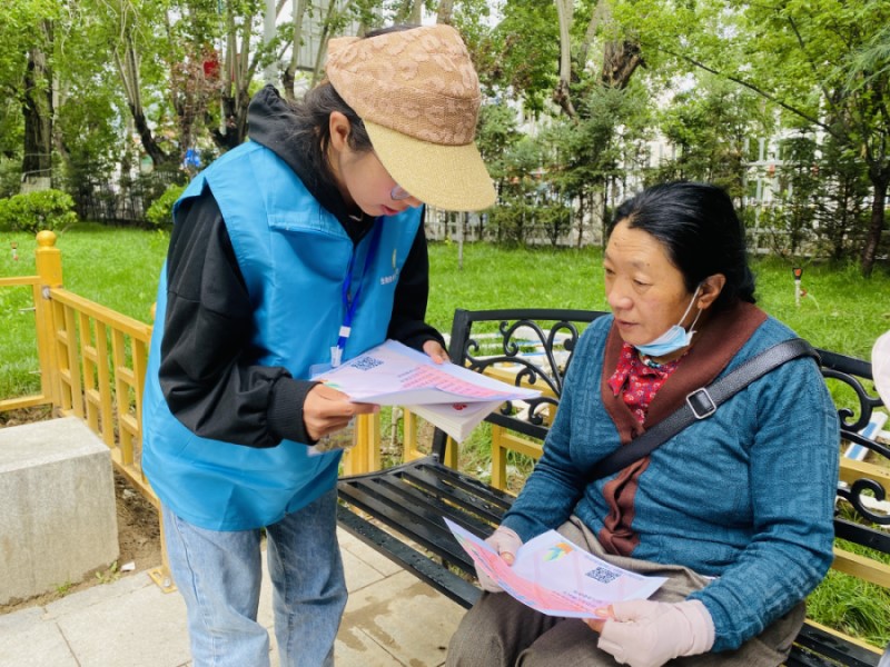 1628867795863937.jpg 尼玛卓玛在向村民介绍资助政策-1.jpg