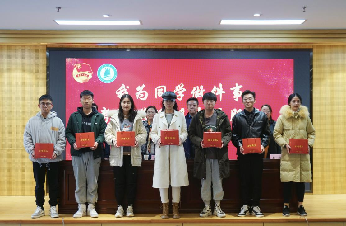 1638538512814085.png 图片7 粮食学院领导为考研同学送上学院精心准备的考研冲刺福袋.png