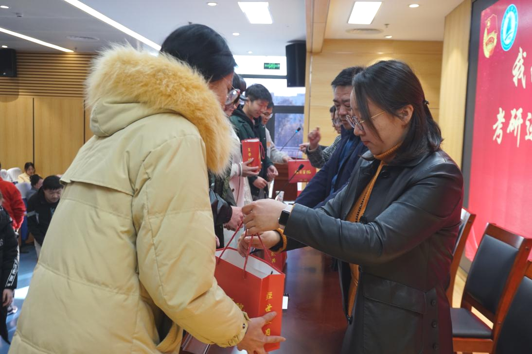 1638538492181467.png 图片6 院领导为考研同学送上学院精心准备的考研冲刺福袋.png