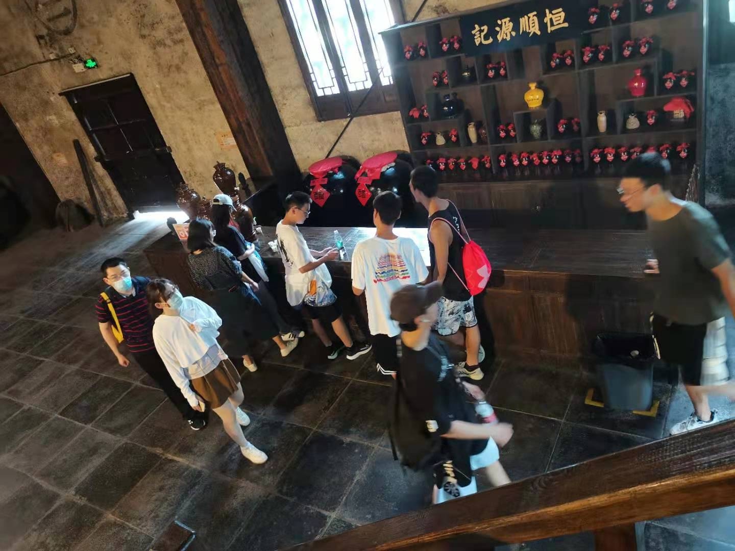 20210711非遗文化寻访团队员们在参观醋作坊.jpg