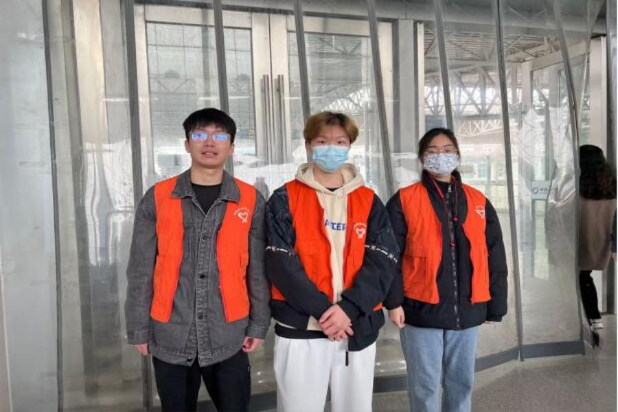 图为新蒲京娱乐场官网3245自动化学院思源服务社高铁志愿服务二队于镇江站合照 王皓 摄.jpg