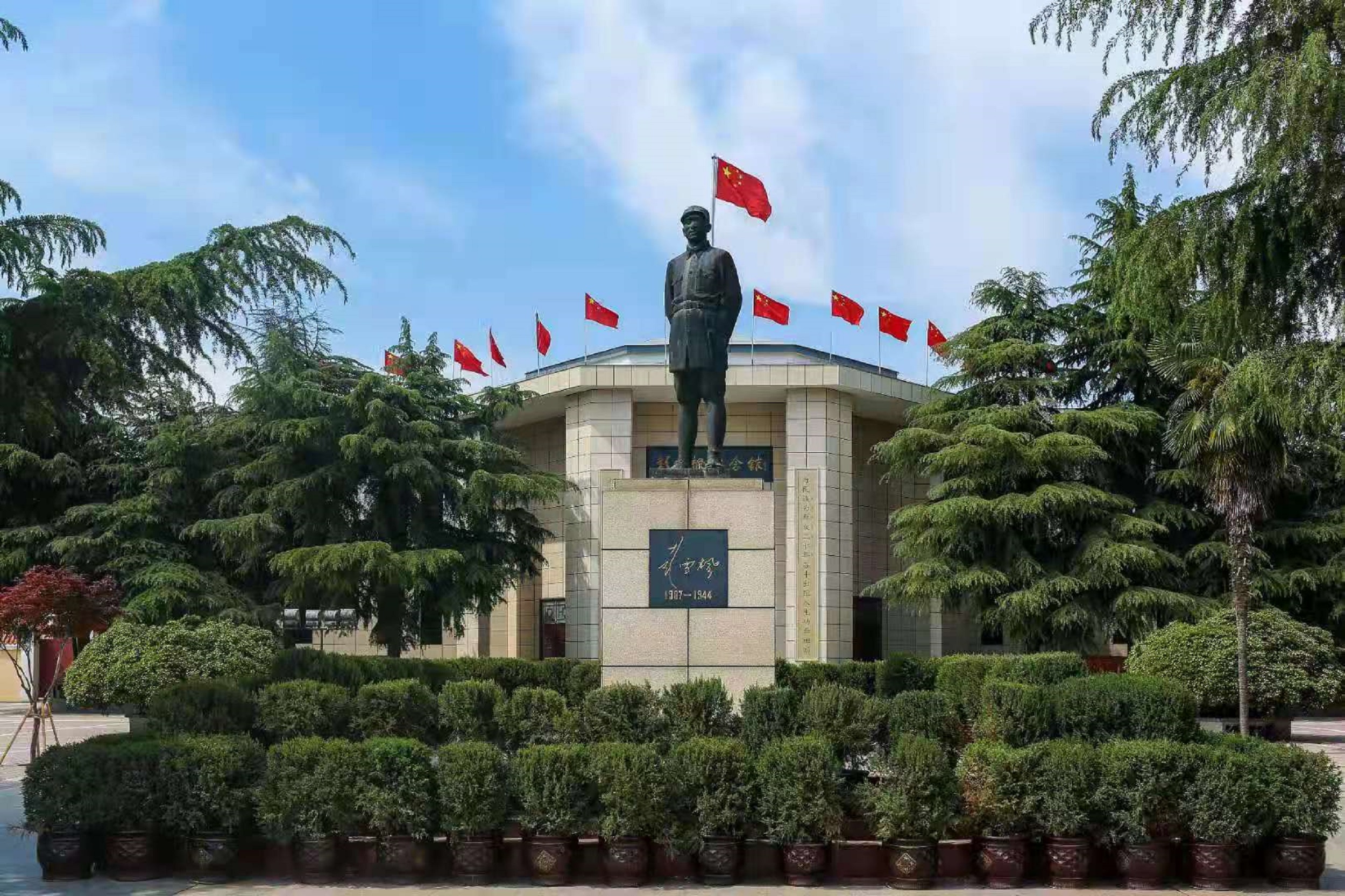 20210717重走红色足迹彭雪枫铜像 王晴 摄.jpg