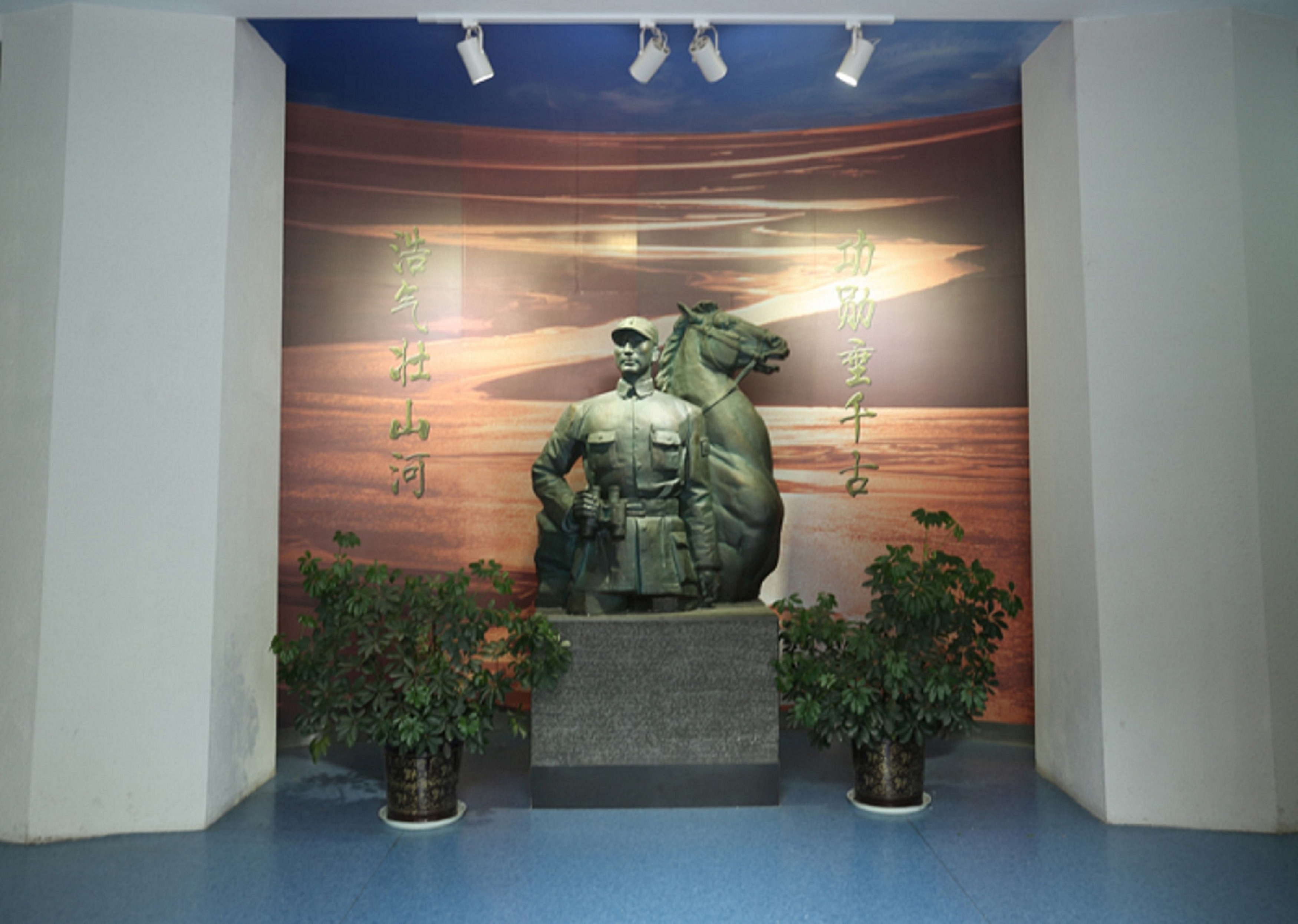 20210717重走红色足迹彭雪枫将军半身戎装圆雕 王晴 摄.jpg