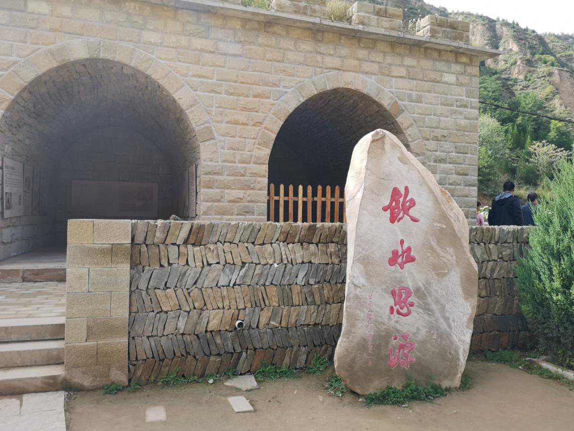 20210718江科大红色实践小组 走访梁家河2 钱昊昱 摄.png