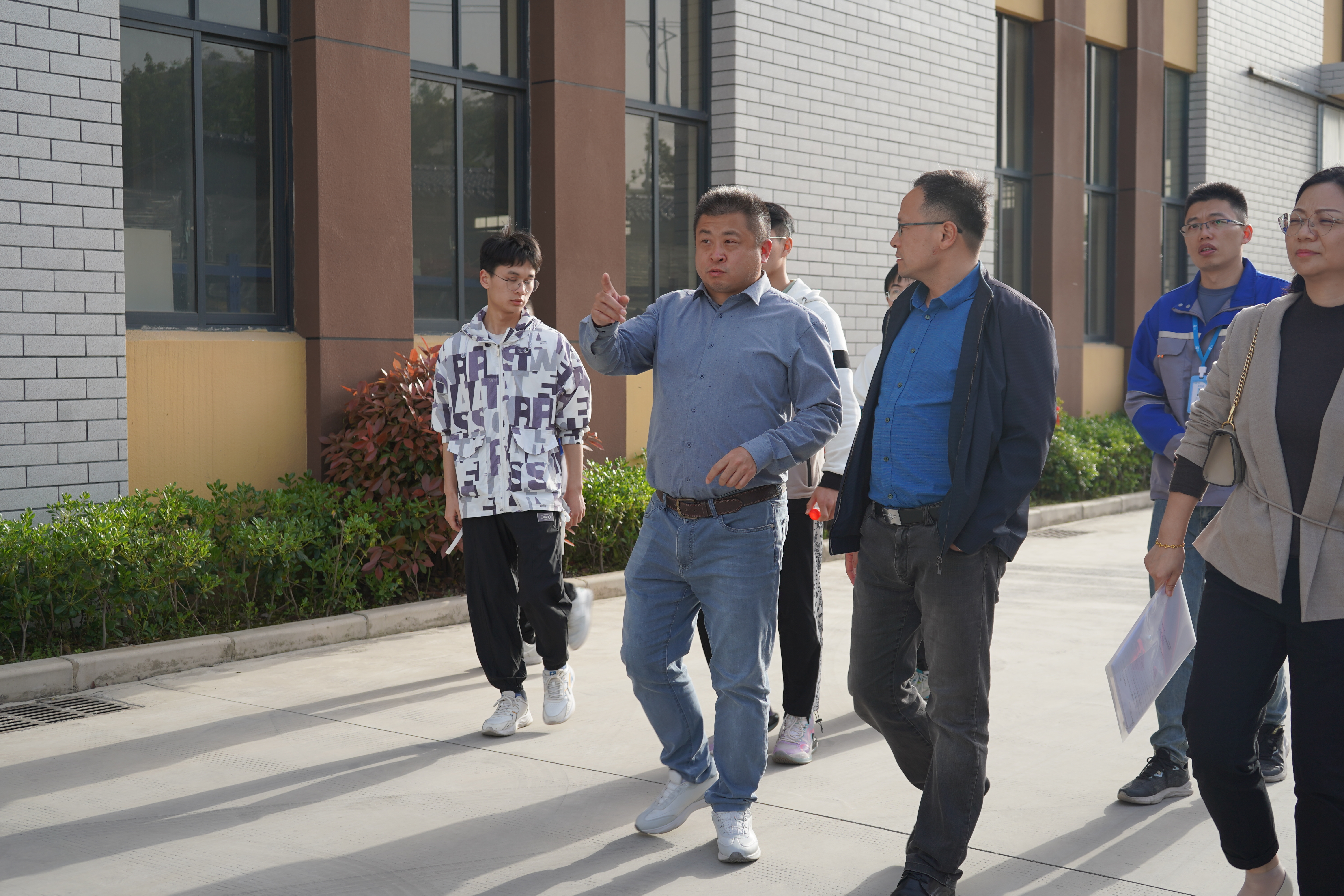 1681448511277756.jpg 图5 学院一行参观公司,董事长进行指导.JPG