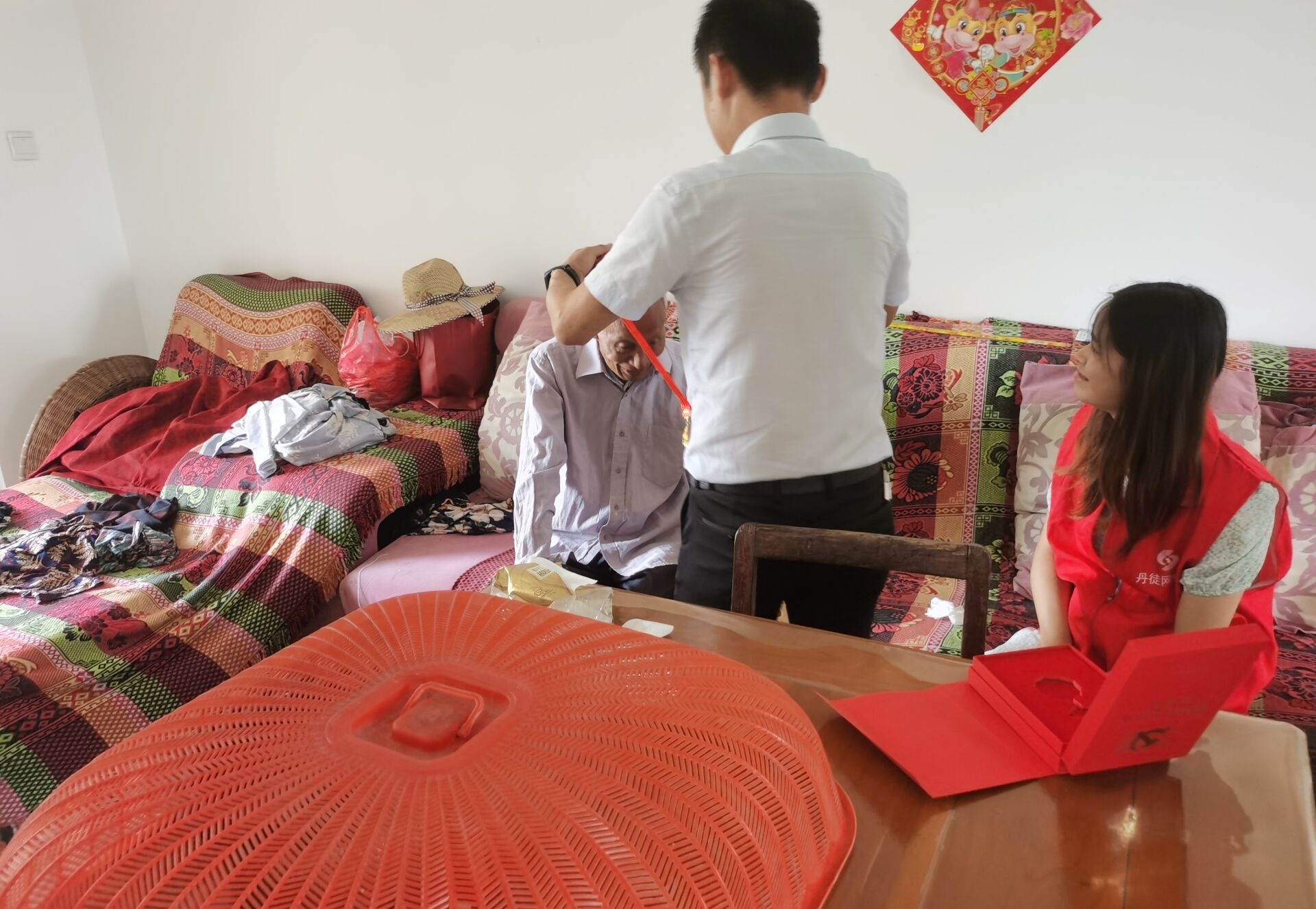 20210709不忘初心跟党走团队与石马社区工作人员为老党员佩戴徽章 孙纯安 摄.jpg