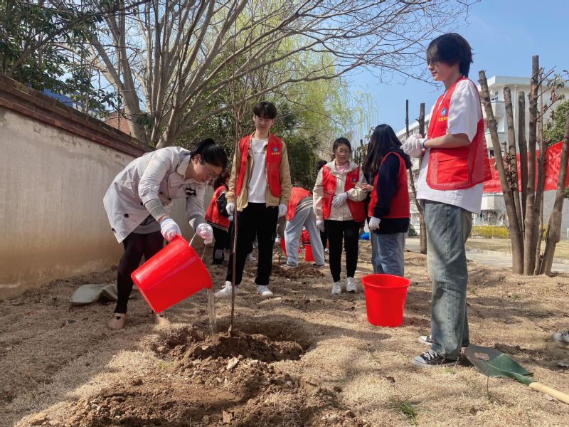 新蒲京娱乐场官网3245物业中心联合深蓝学院开展雷锋志愿服务月·“正‘植’青春”植树节活动.jpg