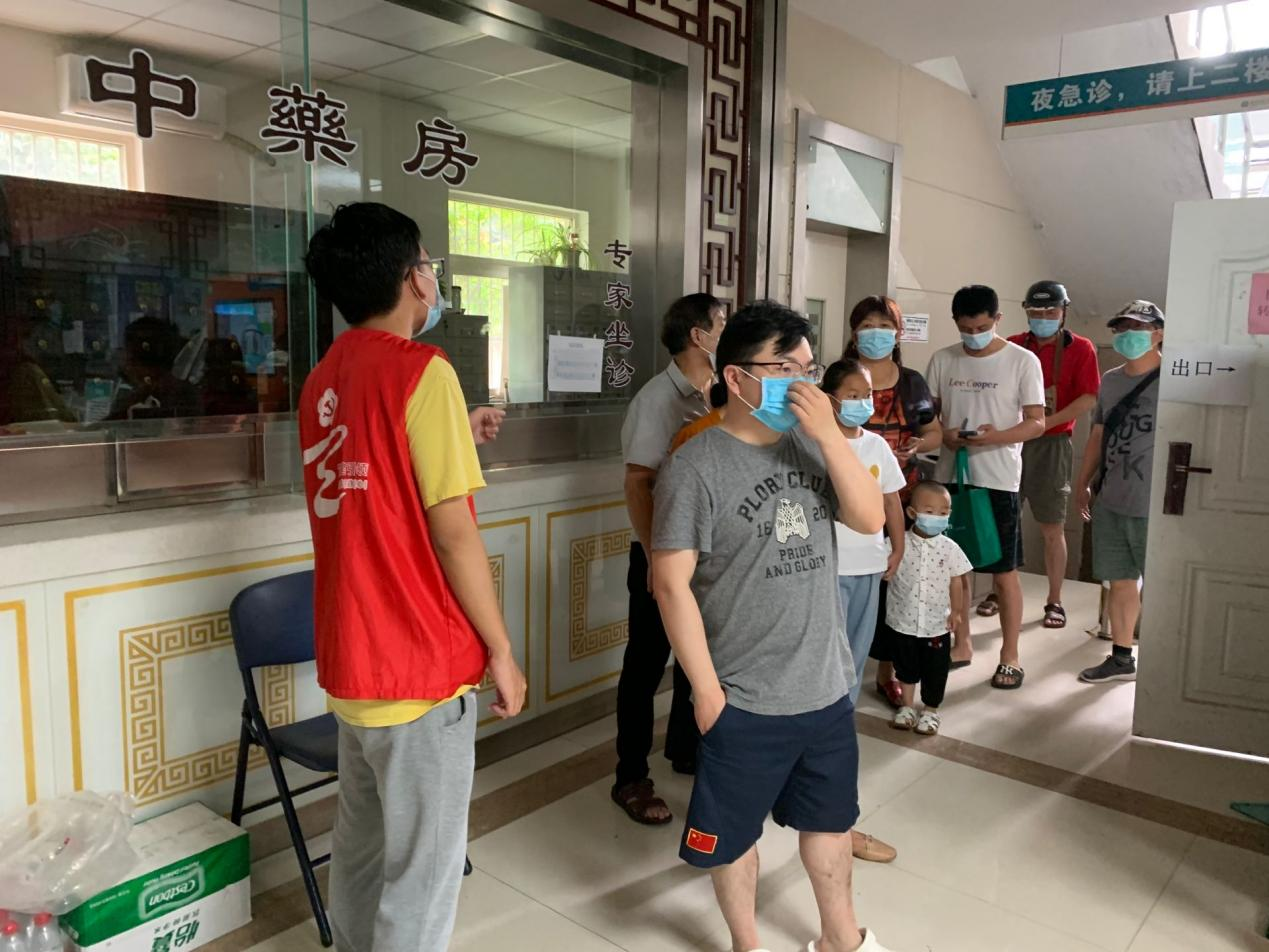 团队成员引导居民排队做核酸检测.png