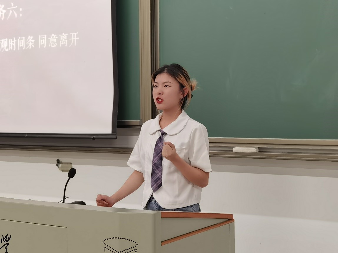 图为“JUST IT暑期抗疫志愿团”的杨海怡同学在进行分享2.jpg