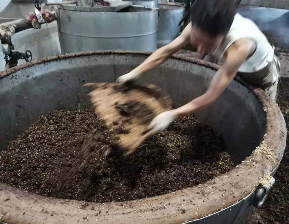 1630036567399598.jpg 图为上甑的过程.jpg