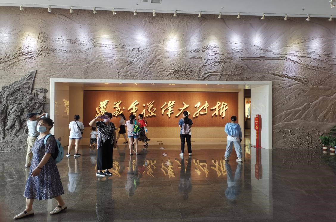 图为红色初心小队到达纪念馆 朱俊杰 供图.jpg