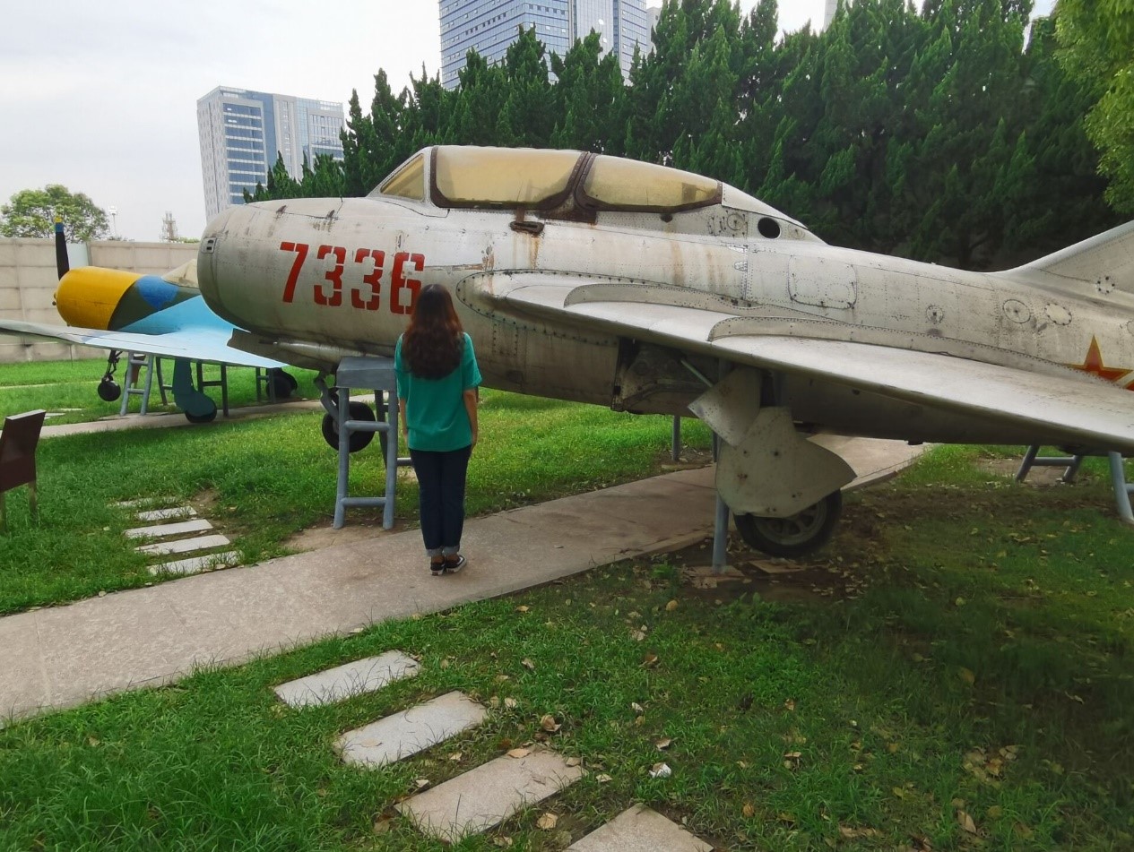 图为实践小队成员在学习歼5飞机的资料 史婕 供图.jpg