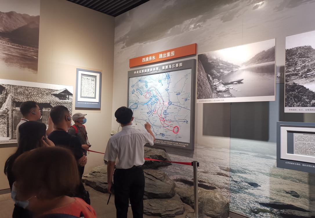 图为工作人员为同学们讲述四渡赤水的事迹 朱俊杰 供图1.jpg