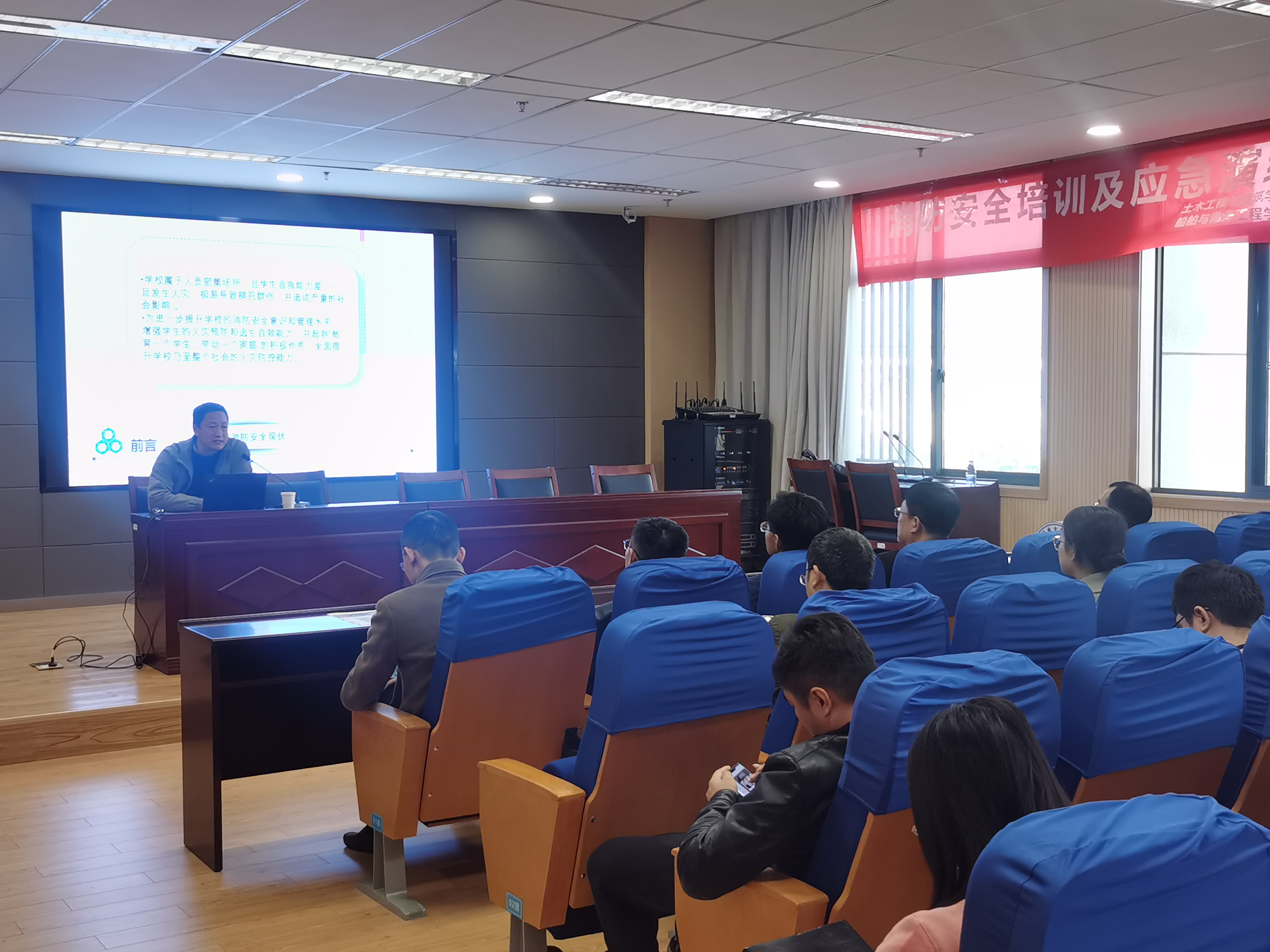 1637637935871156.jpg 王长征讲座.jpg